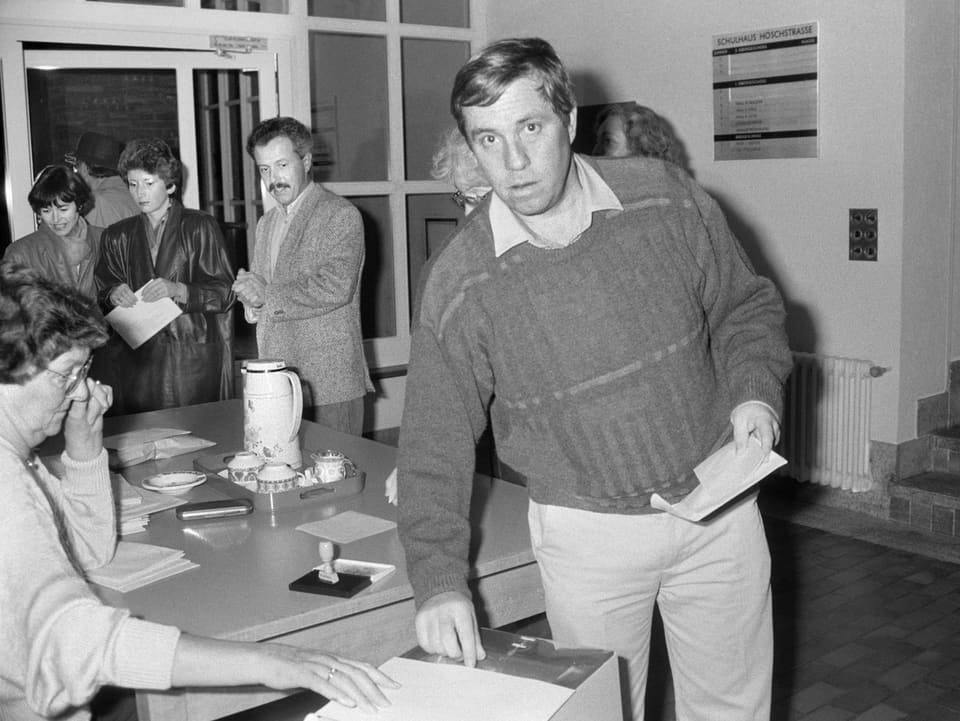 Nationalrat und Präsident der Zürcher SVP, Christoph Blocher, gibt seine Stimme an der Zürcher Ständeratswahl ab, ein schwarz-weiss Bild aus dem Jahr 1987