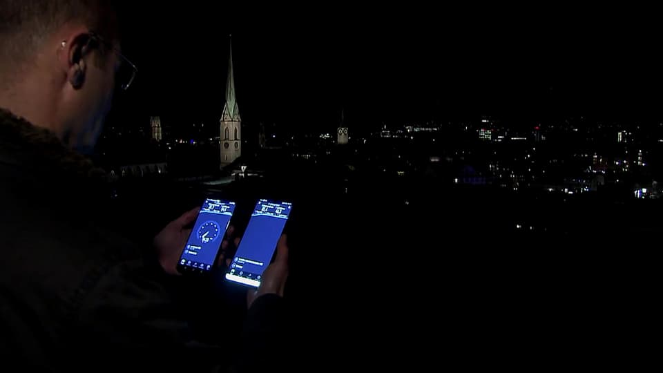 Digitalredaktor Reto Widmer auf der Zürcher ETH-Terrasse mit zwei Smartphones in der Hand.