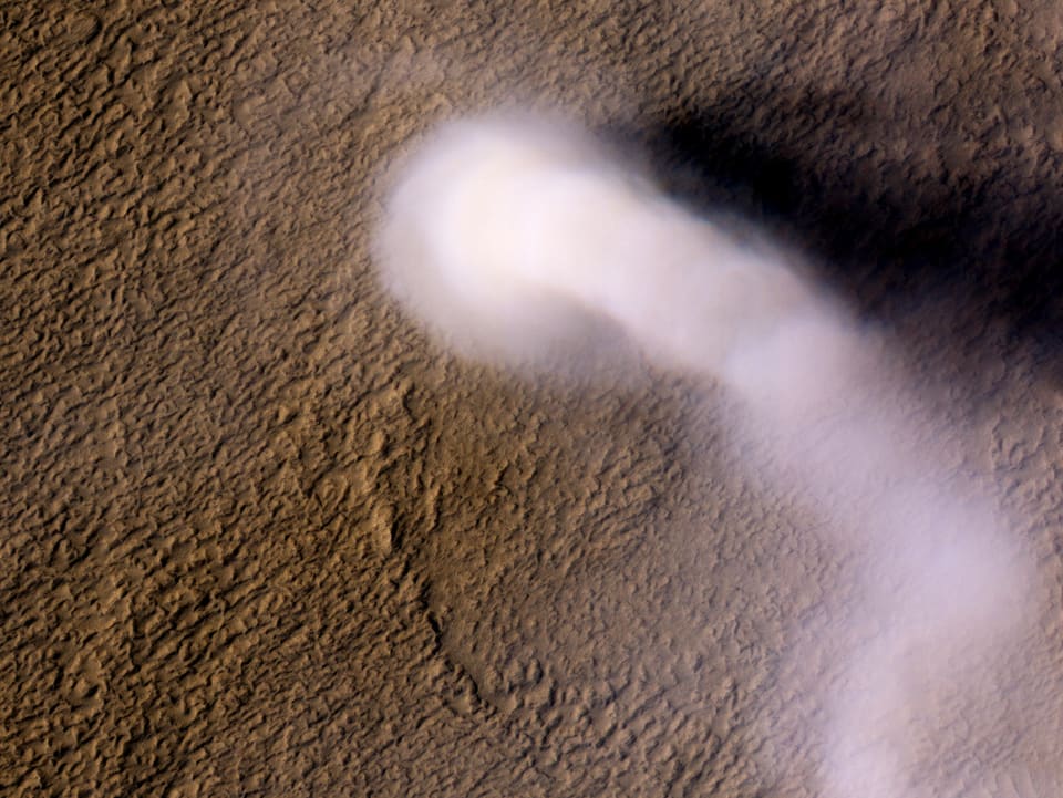 Dieser Staubwirbel auf dem Mars hat die Höhe eines irdischen Tornados. 