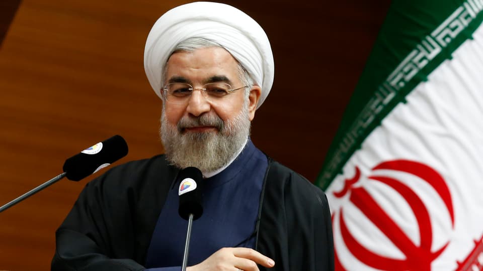 Hassan Rouhani vor dem Mikrofon während einer Konferenz.