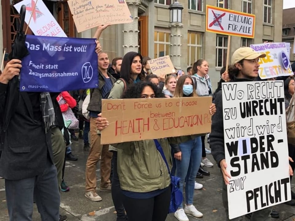 Studierende protestieren gegen die neue Zertifikatspflicht.