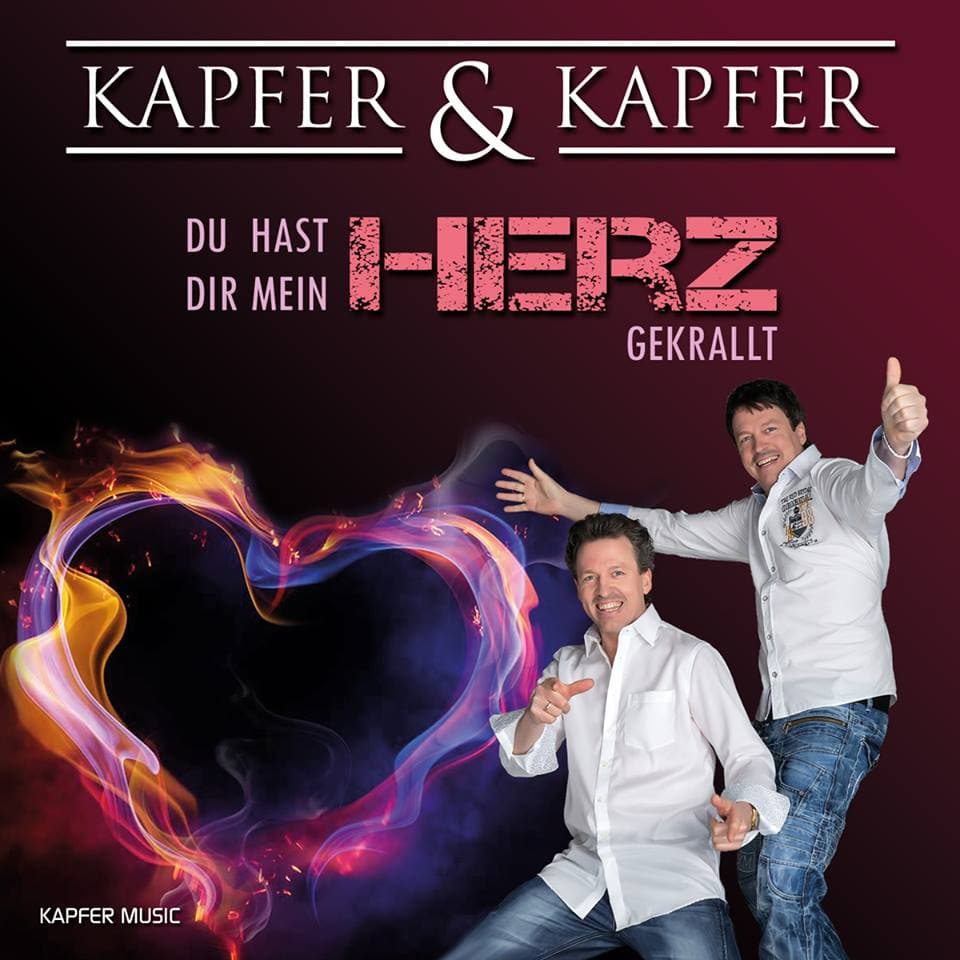 CD-Cover mit den beiden Sängern vor einem brennenden Herz.