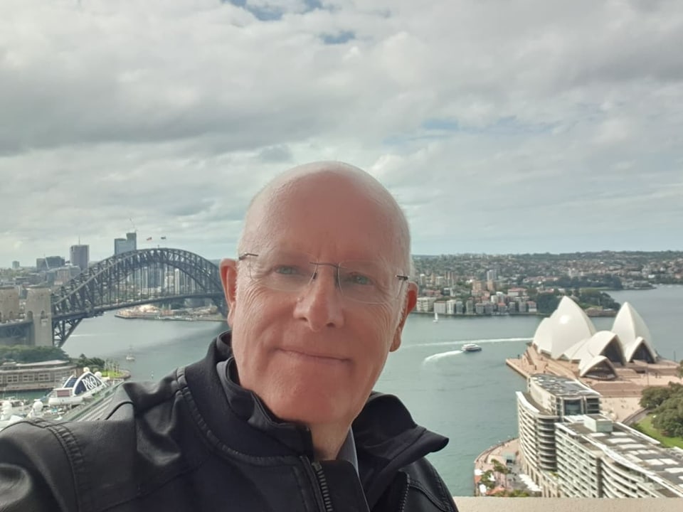 Selfie von Australien- und Ozeanienkorrespondent Urs Wälterlin vor der Kulisse von Sydney.