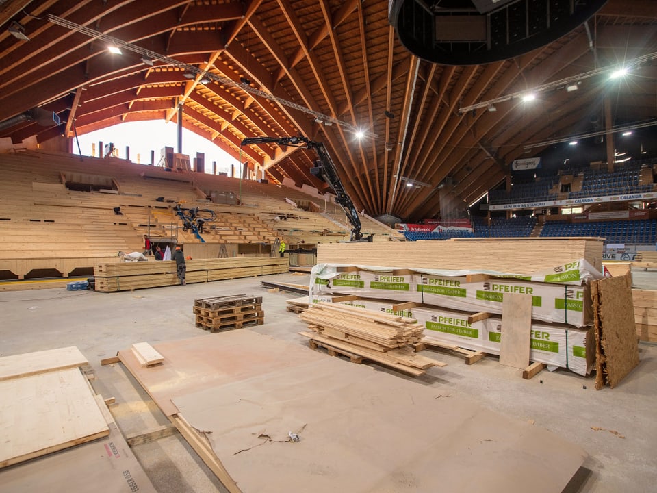 Bauarbeiten im Stadion in Davos.