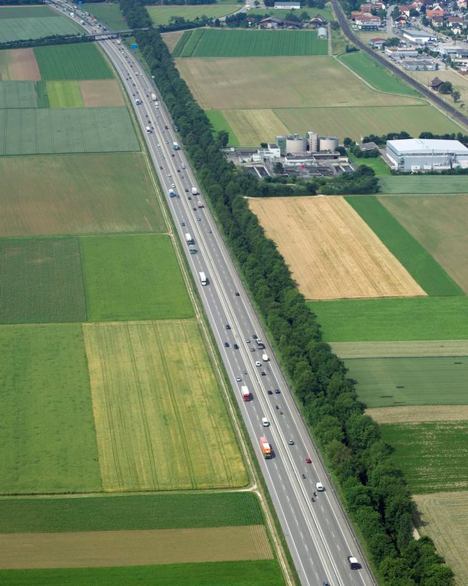 Autobahn A1 im Solothurner Gäu von oben.