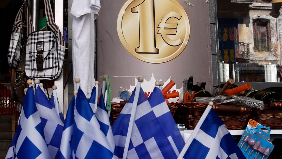 Symbolbild: Griechische Fähnchen im Schaufenster eines 1-Euro-Shops in Athen.