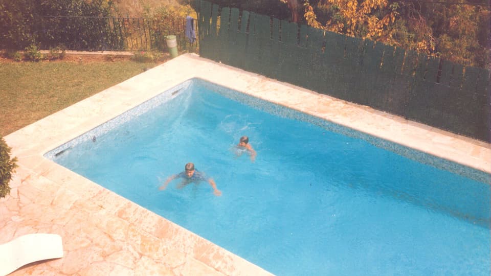 Die Franks im Pool der Villa.