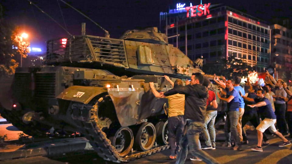 Anhänger von Präsident Erdogan versuchen, einen Panzer zu stoppen.