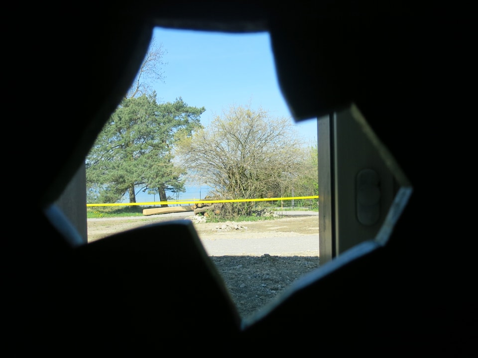 Durch ein Guckloch kann man die Natur vor der Halle beobachten. 