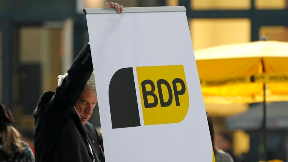 Ein Mann spannt ein BDP-Banner auf.