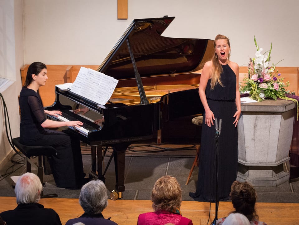 Eine Frau singt, eine Pianistin begleitet sie.