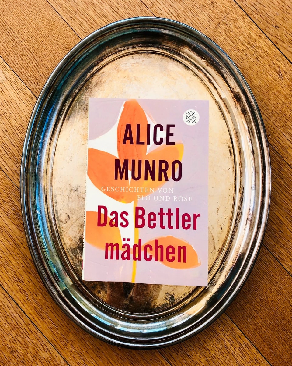 Der Sammelband mit Short Stories «Das Bettlermädchen» von Alice Munro liegt auf einem Silbertablett