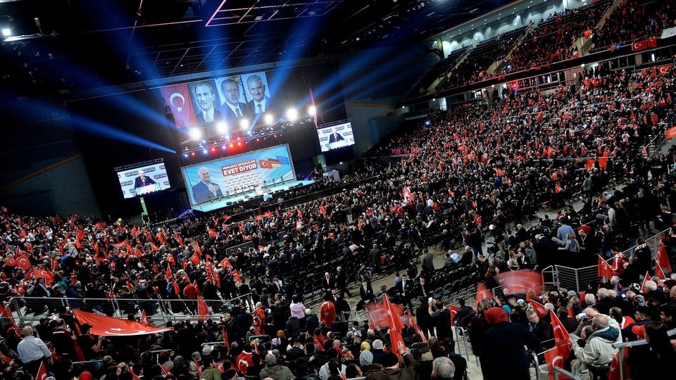 Der türkische Ministerpräsidenten Binali Yildrim wirbt in Oberhausen vor mehr als 10'000 Zuhörern für das Referendum.