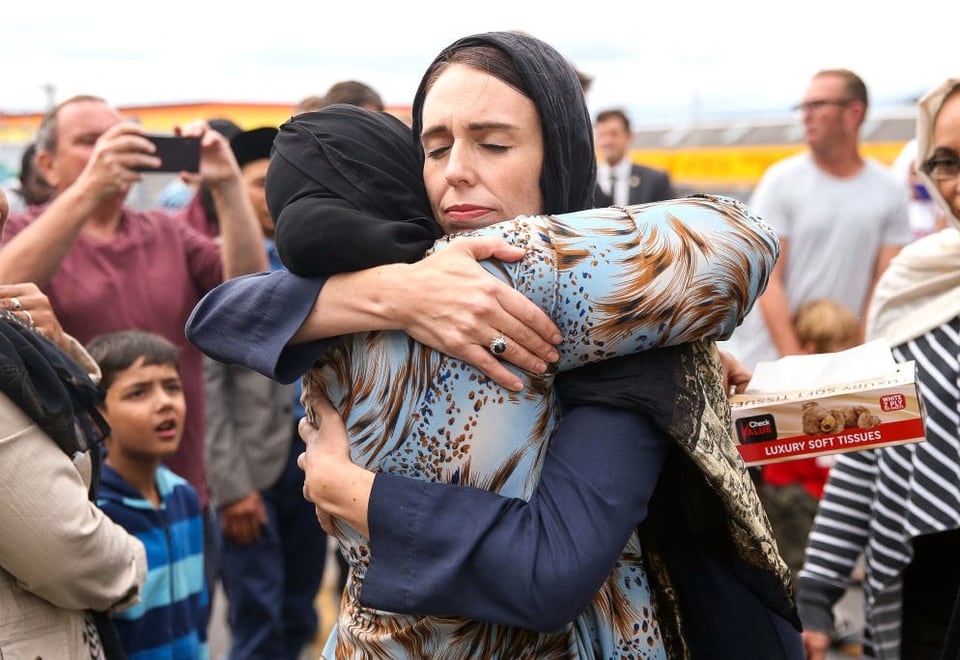 Jacinda Ardern umarmt eine Frau aus der muslimischen Gemeinde