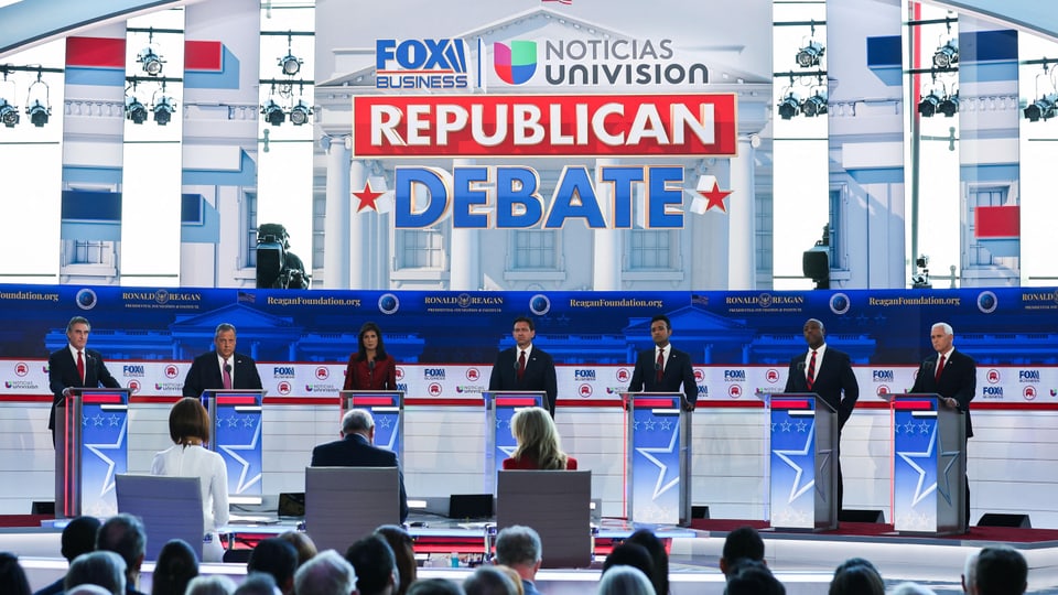 Die sieben anwesenden Präsidentschafts-Anwärter der republikanischen Partei an der zweiten TV-Debatte.