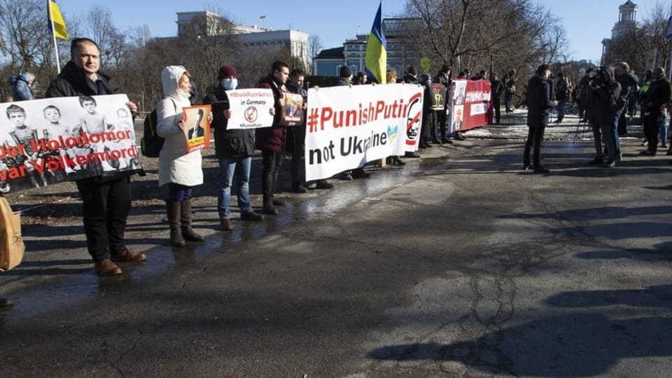 Menschen demonstrieren in der Ukraine gegen Putins Säbelrasseln.