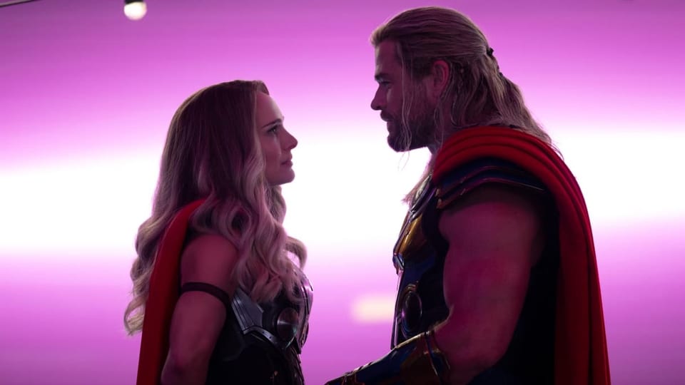 Lady Thor liebt Mister Thor: Natalie Portman blickt Chris Hemsworth vor kitschigem Hintergrund in die Augen.