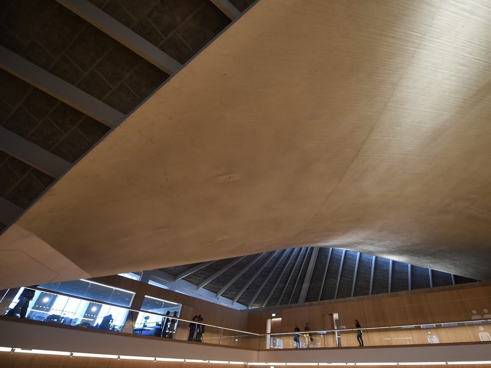 Ein in die Höhe ragende Fläche bildet die markante Dachstruktur des Design Mueums in London.