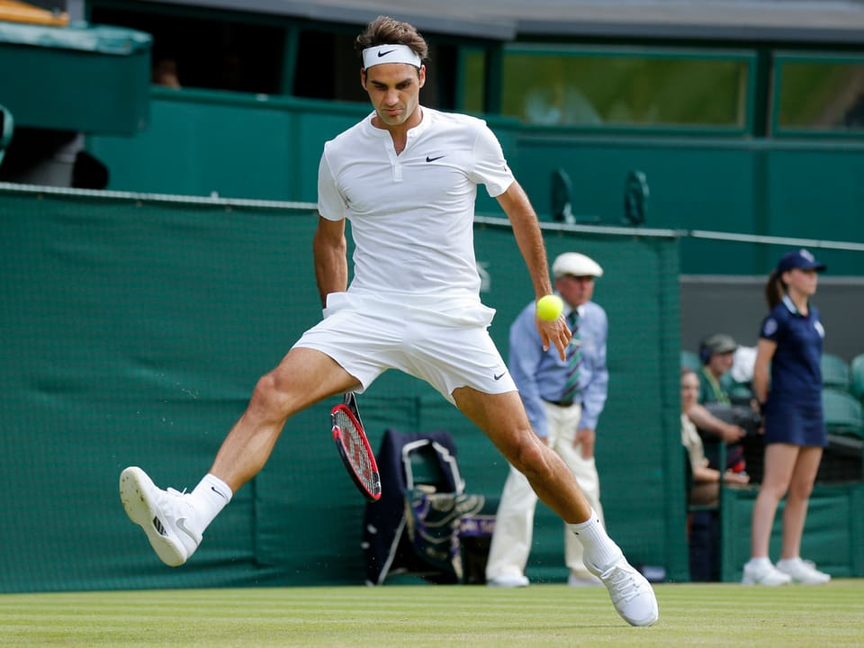 Roger Federer mit einem Tweener. 