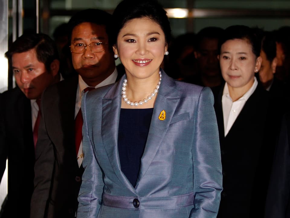 Yingluck Shinawatra lächelt vor dem Prozess