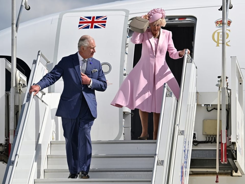 Charles und Camilla steigen am Flughafen Paris-Orly aus dem Flugzeug aus.