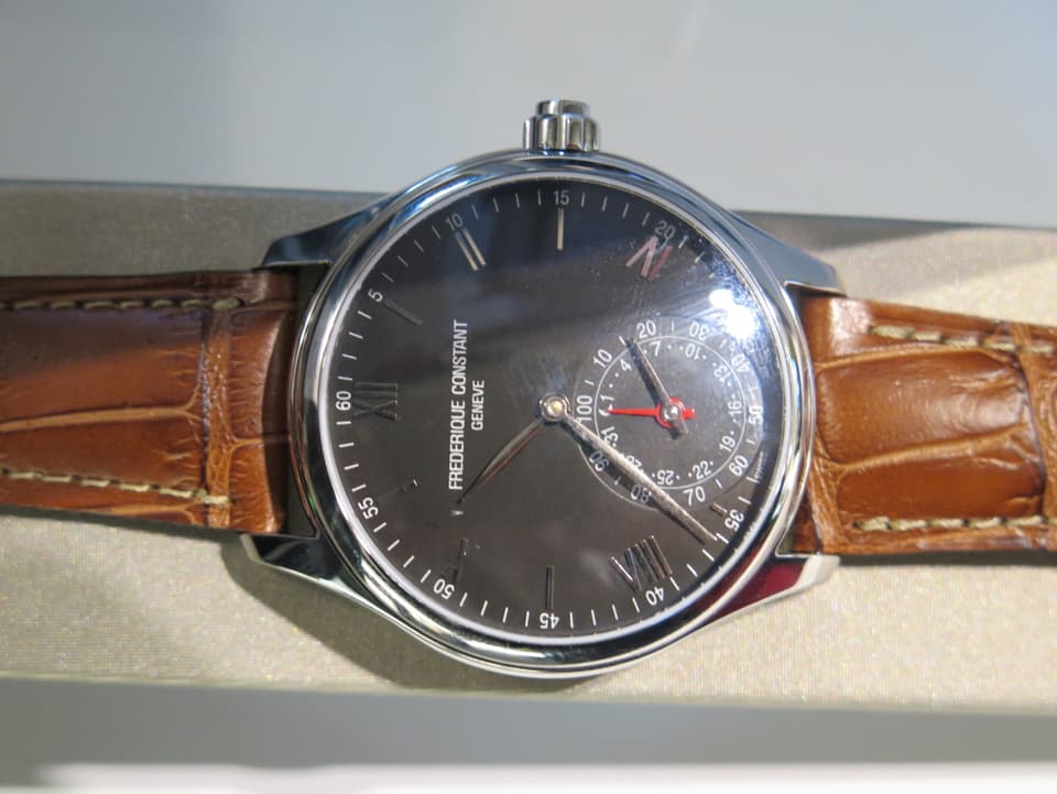 Eine Uhr von Frederique Constant mit schwarzem Ziffernblatt.