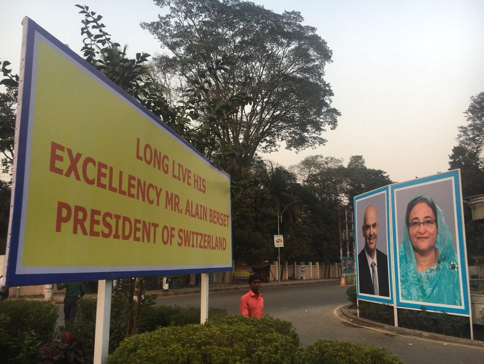 Plakate mit Willkommensgrüssen und einem Foto von Bundespräsident Alain Berset säumen Strassen in Dhaka, der Hauptstadt Bangladeschs. (srf)