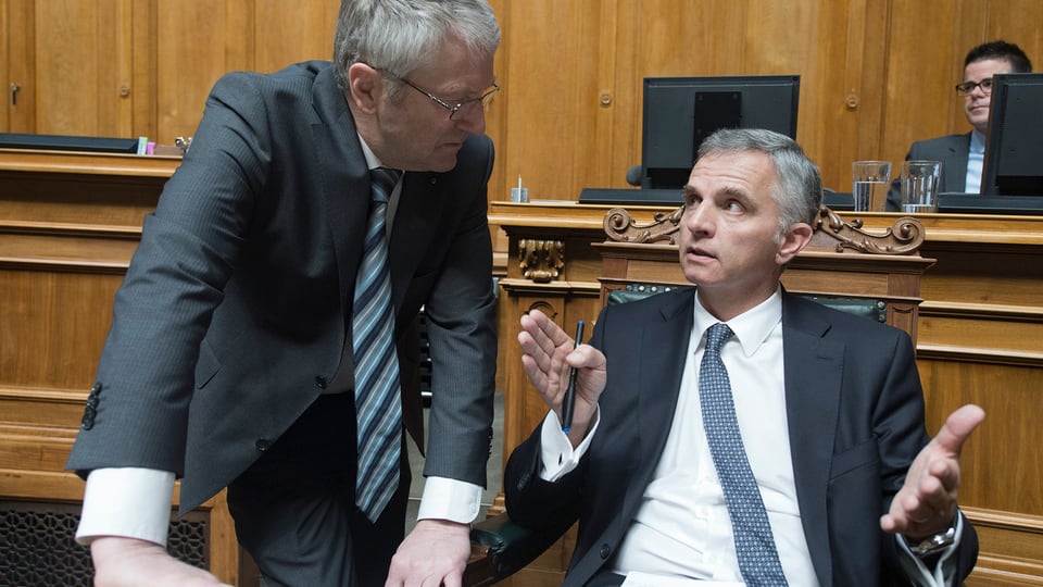 Bundesrat Burkhalter im Gespräch mit Nationalrat Walter Müller.