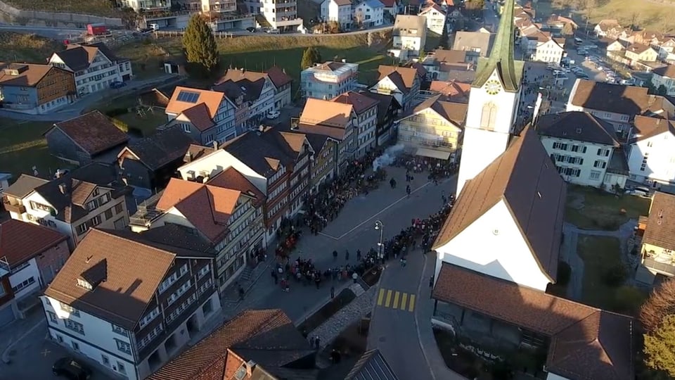 Das Dorf Urnäsch von oben. Rechts die Dorfkirche, in der MItte der Dorfplatz, links die Häuserzeile mit Restaurants und Museum