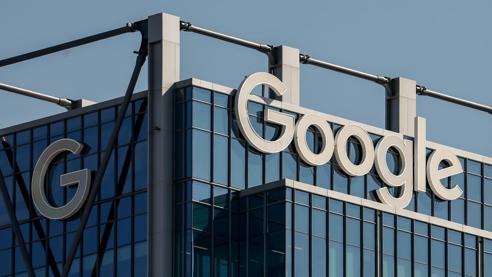 Das Gebäude von Google mit dem Logo. 