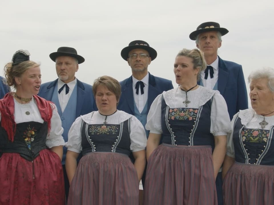 Jodlergruppe von sieben Personen am Singen.