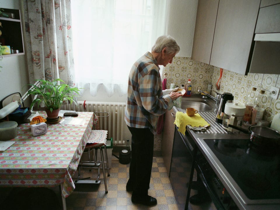 Seniorin in der Küche
