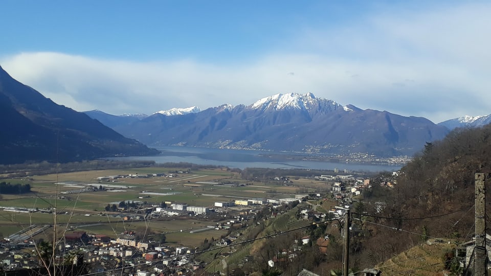 Blick über die trockene Magadinoebene zum Lago Maggiore.