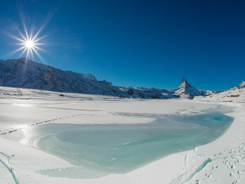 Zugefrorener See mit Matterhorn