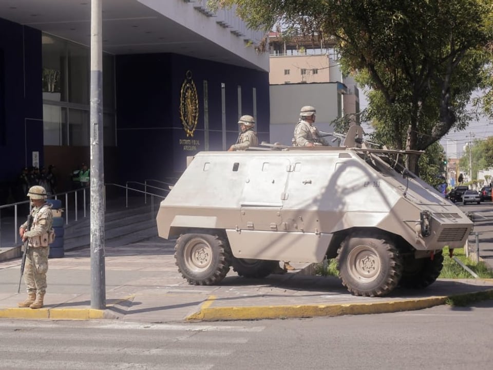 Schwere Einsatzwagen der Polizei vor der Staatsanwaltschaft in Arequipa.