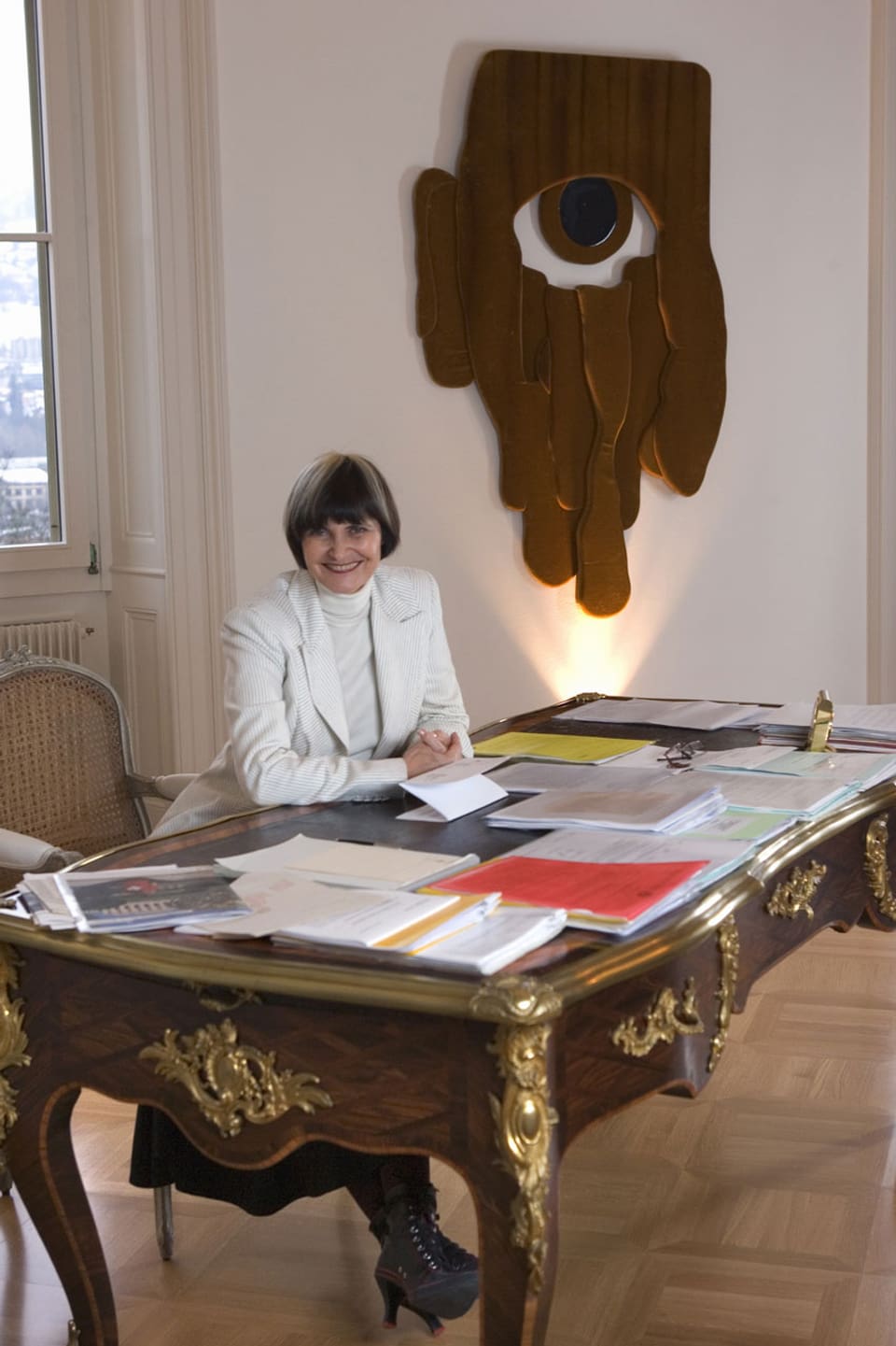 Micheline Calmy-Rey in ihrem Büro. 