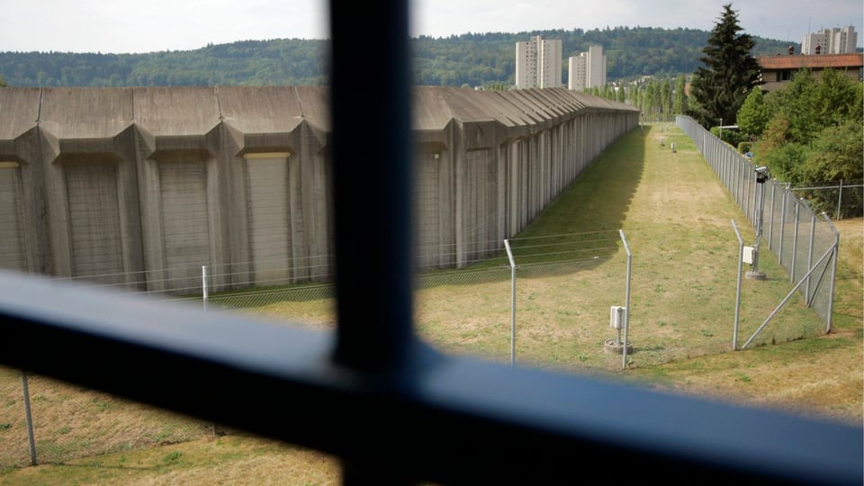 Blick aus einem vergitterten Fenster in der Strafanstalt Poeschwies, wo Verwahrte untergebracht sind. 