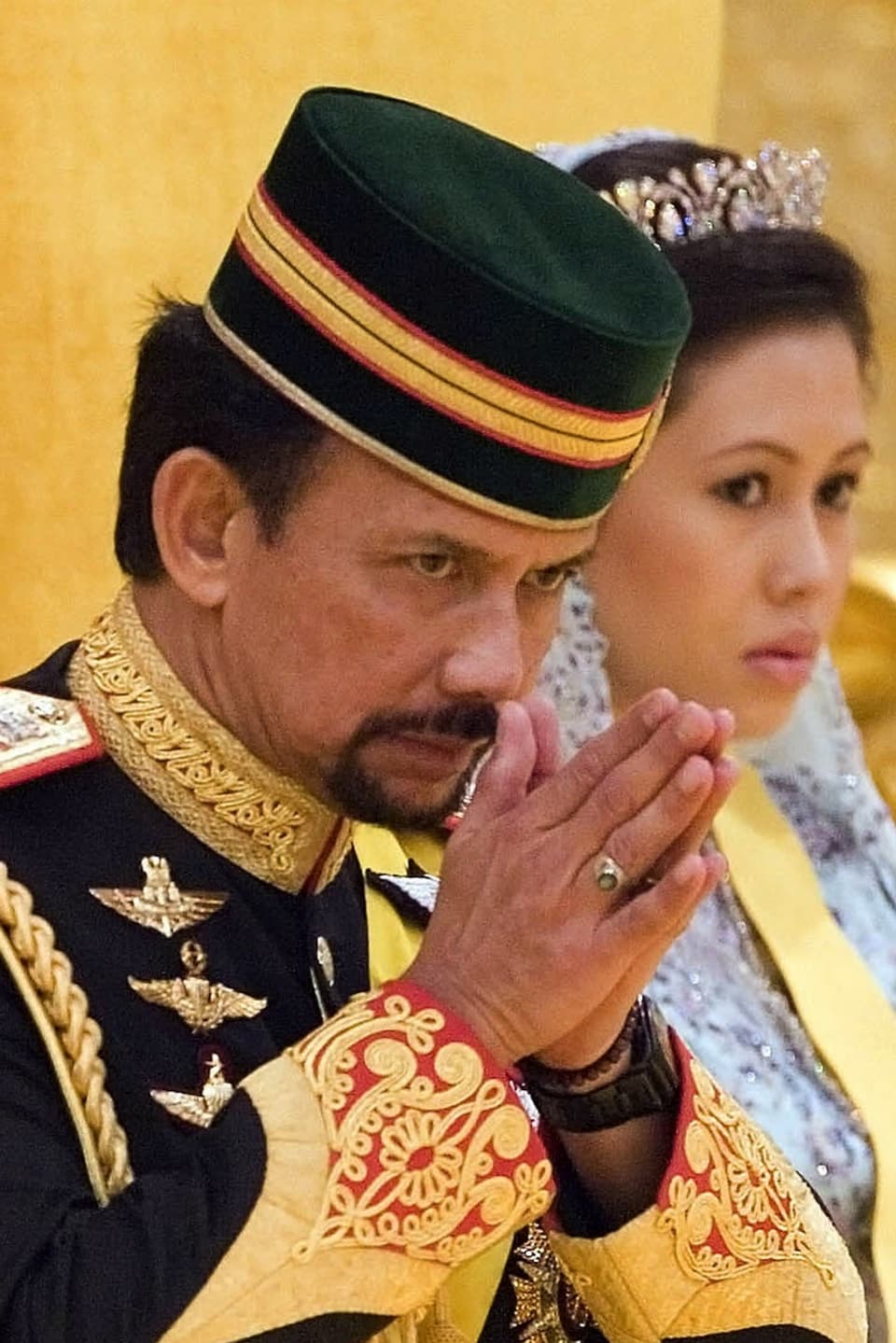Sultan Hassanal Bolkiah mit schwarzem Hut und golden verzierter Uniform.