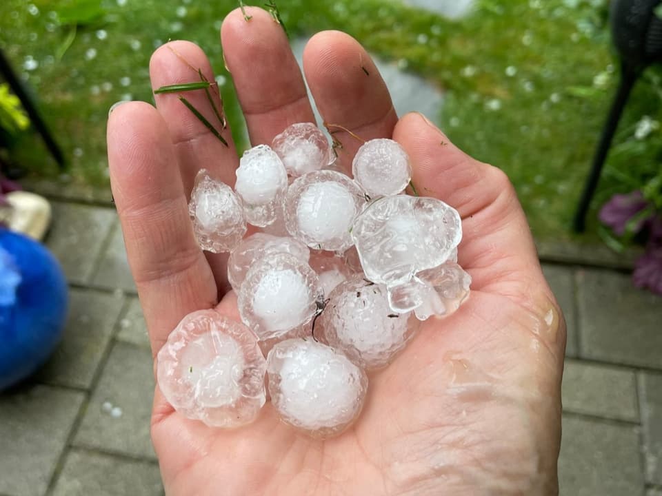 Hagelkörner in einer Hand