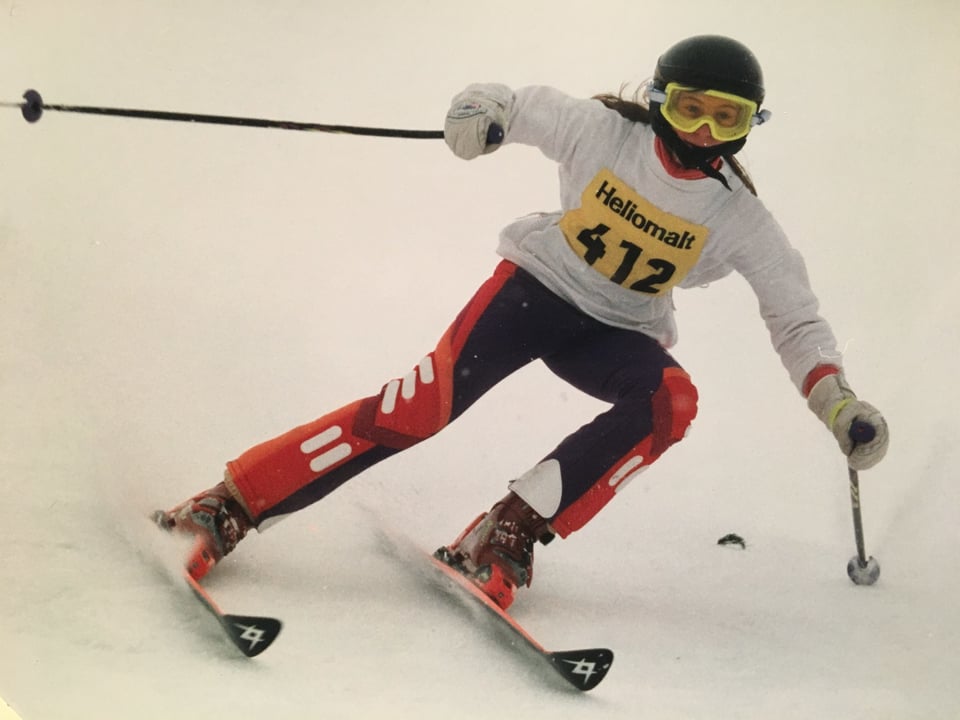 Priska fährt an einem Skirennen einen Hang erhunter.