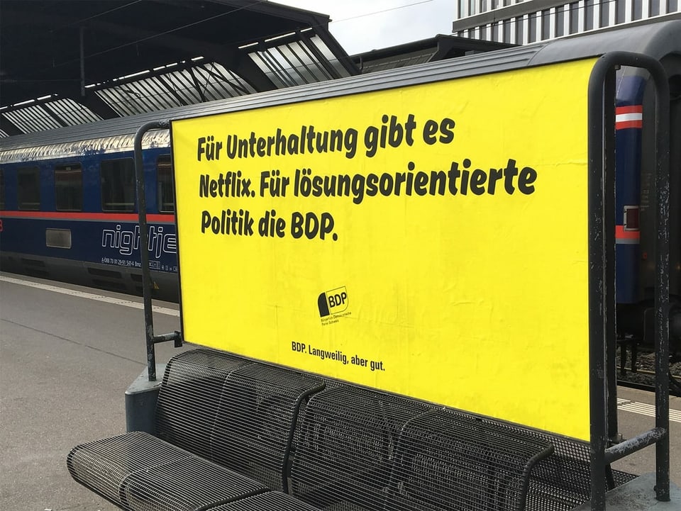 Gelbes Wahlplakat in einem Bahnhof