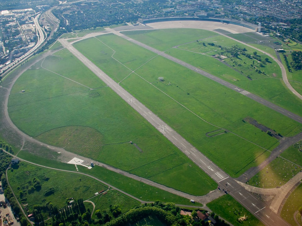 Luftaufnahme des fast runden Tempelhof-Geländes.