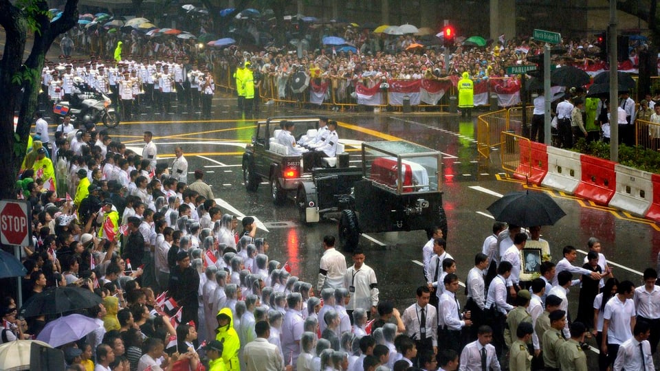 Zehntausende Menschen beteiligen sich am Staatsbegräbnis von Lee Kuan Yew.