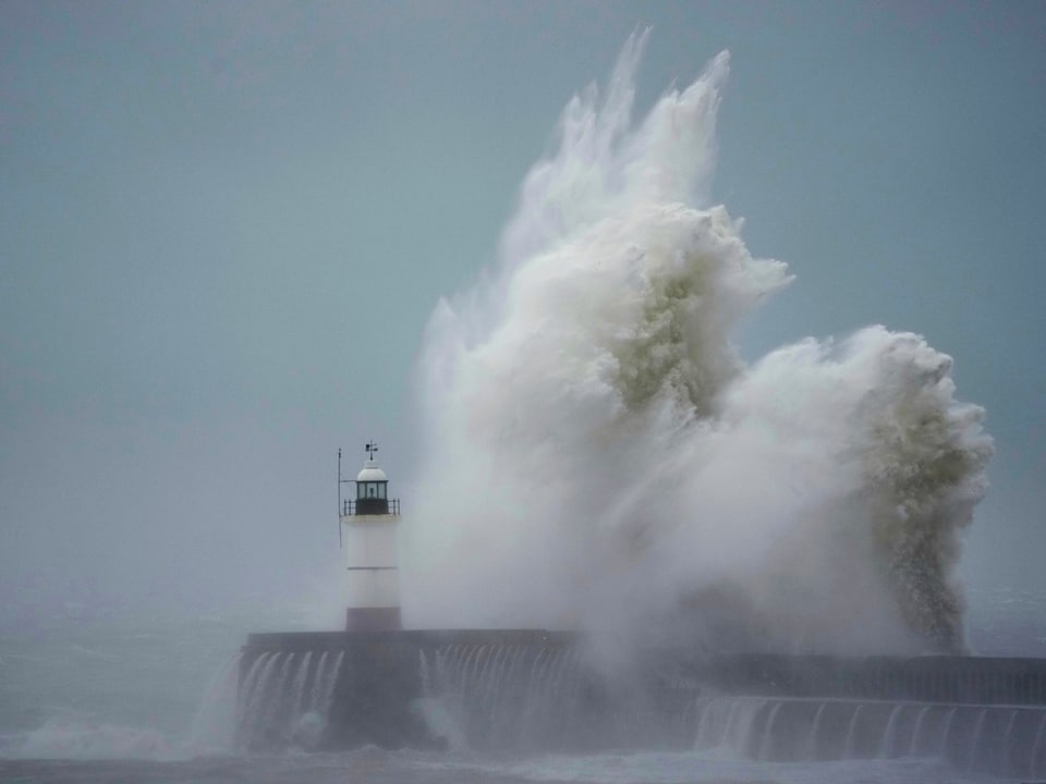Huge waves hit the lighthouse