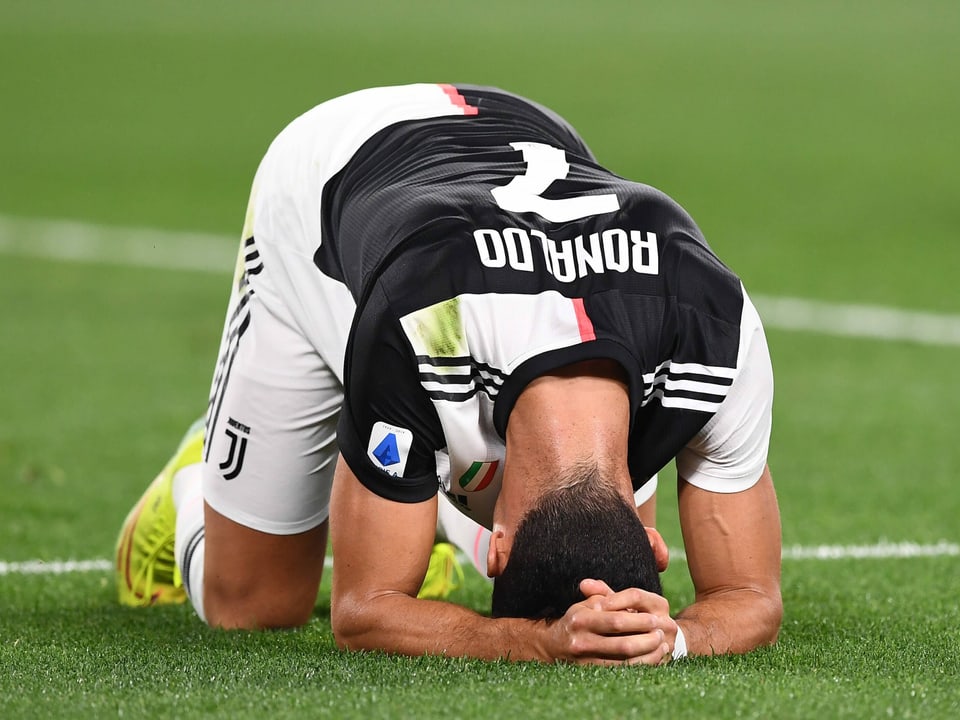 Cristiano Ronaldo kniet am Boden