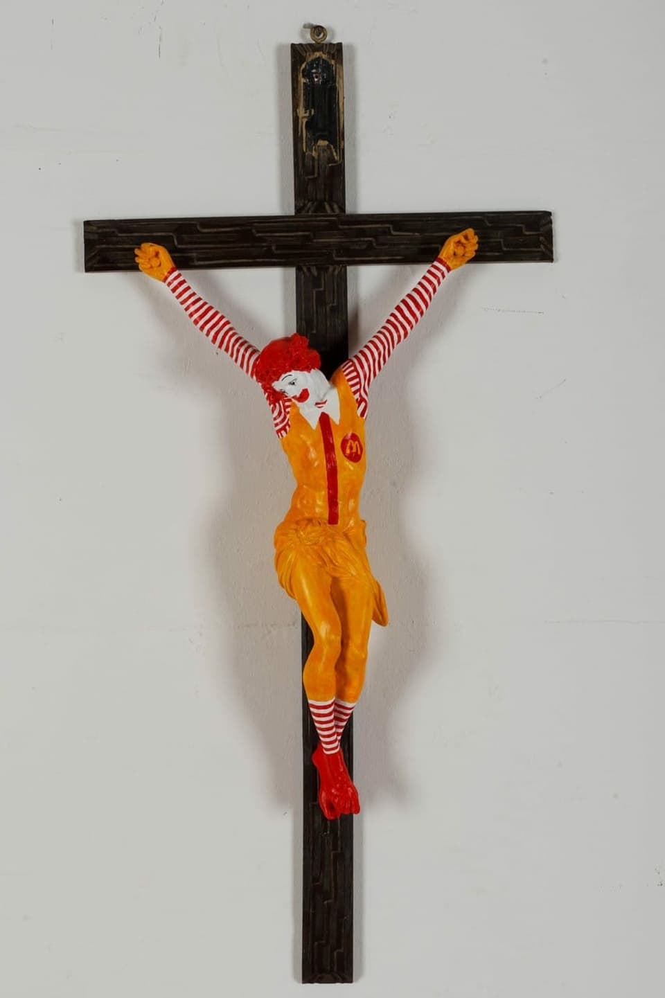 Ronald McDonald ans Kreuz genagelt