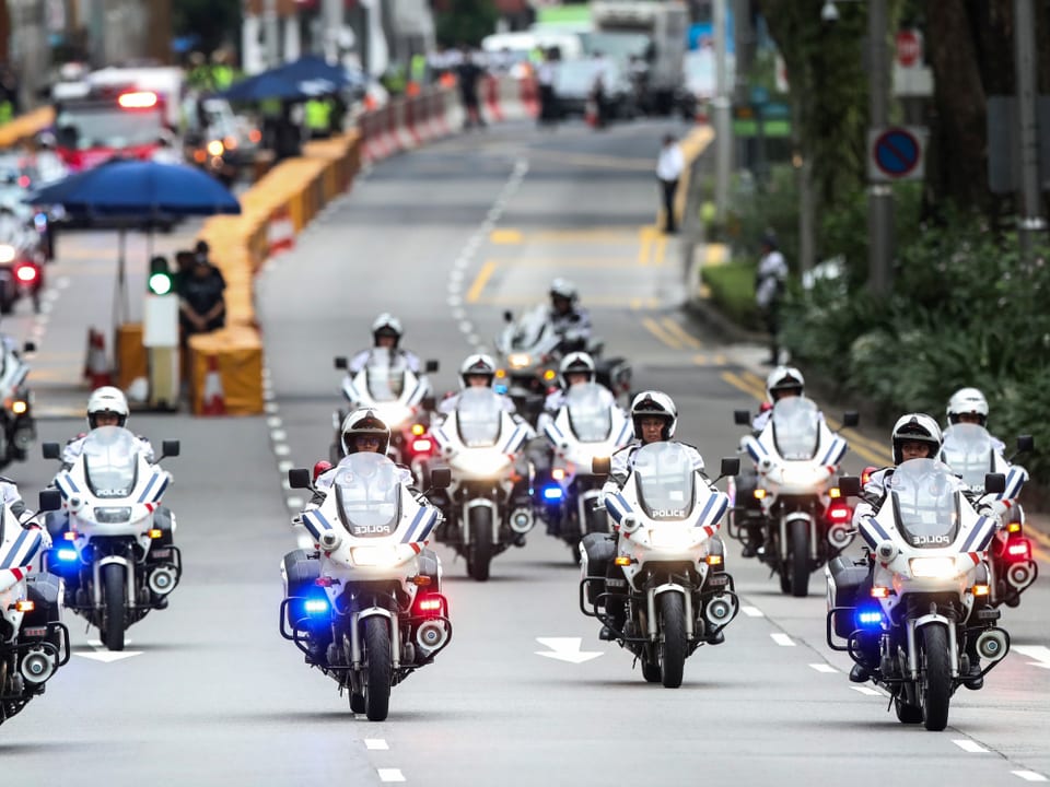 Polizisten auf Motorräder.