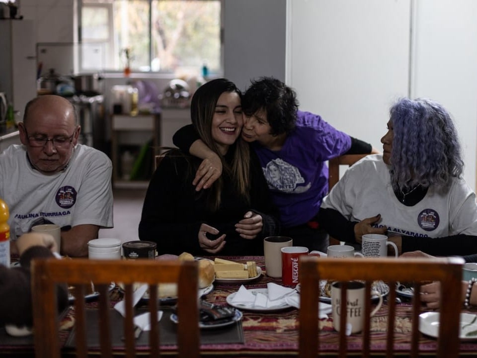 Los miembros del club se sientan alrededor de la mesa.