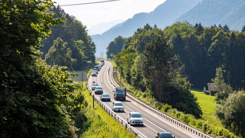 Autokolone auf der A8. 