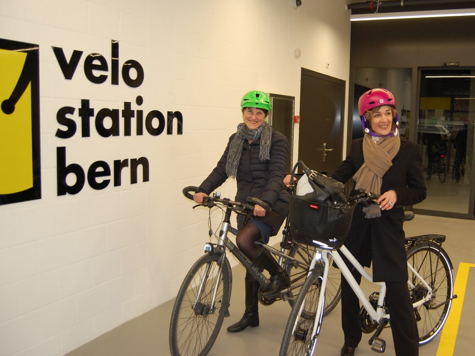  Die Gemeinderätinnen Franziska Teuscher (grün) und Ursula Wyss (rot) bei der Besichtigung der neuen Velostation Bern.